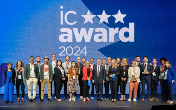 Ignazio Cassis hands over the IC Award to the three winners.