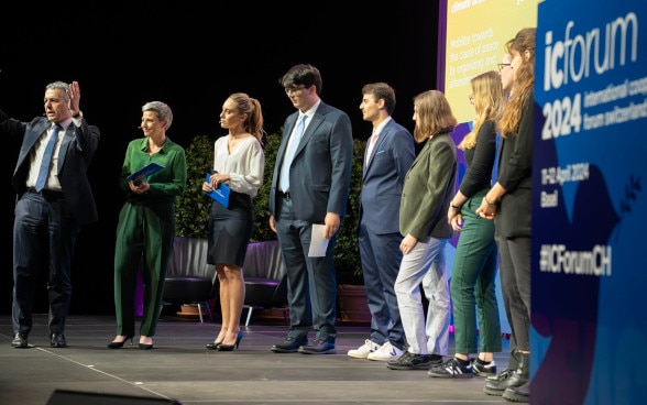 Ignazio Cassis et des jeunes sont debout sur une scène