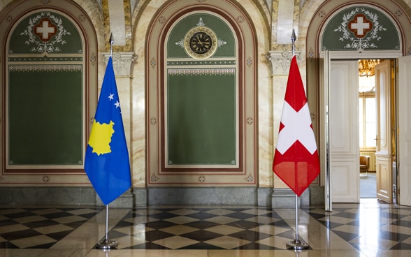 Die Flaggen der Schweiz und des Kosovo stehen nebeneinander im Bundeshaus West.
