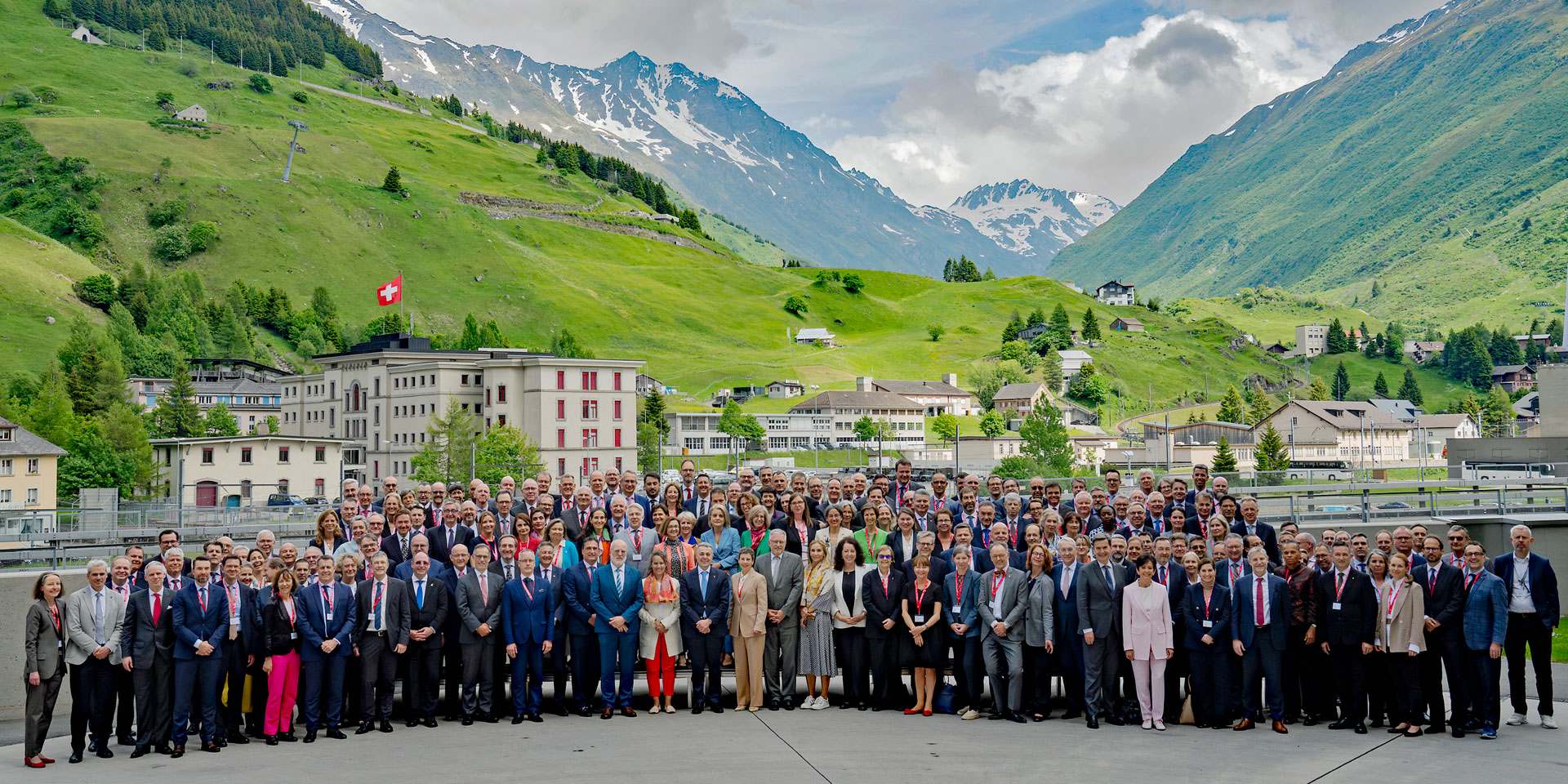 Gruppenfoto mit den Teilnehmerinnen und Teilnehmern der Botschafterinnen und Botschafter Konferenz. 