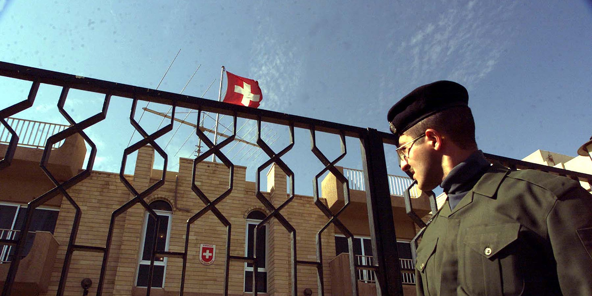 Ein irakischer Polizeibeamter vor den Toren der ehemaligen Schweizer Botschaft in Bagdad.