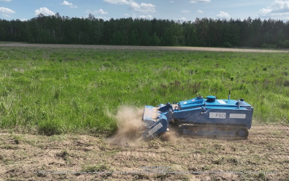 Minenräumaktion der FSD, bei der eine ferngesteuerte Maschine (MV-4) zur Säuberung des Geländes eingesetzt wird.
