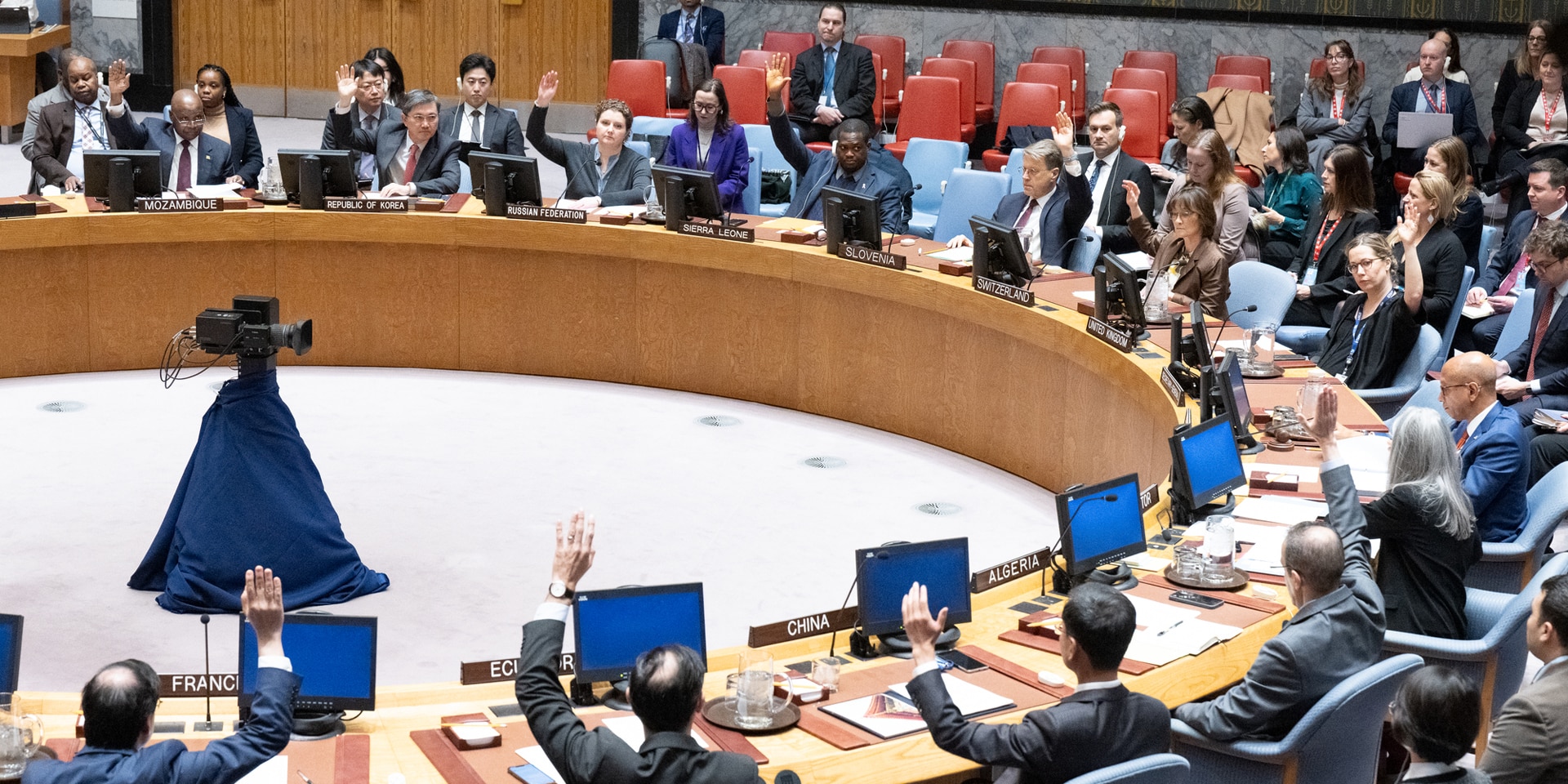 Der UNO-Sicherheitsrat am 6. Dezember 2024 bei der Abstimmung zur Resolution, die humanitäre Ausnahmeregeln für alle finanziellen Sanktionen der UNO festhält.