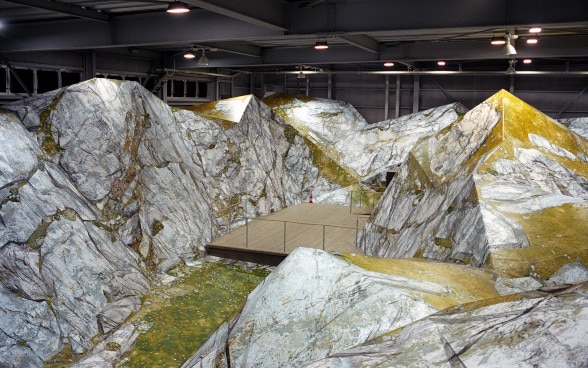 Das Bild zeigt eine künstlerische Schweizer Berglandschaft, präsentiert im Schweizer Pavillon auf der Expo 2005 in Aichi, Japan.