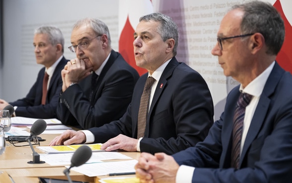 Les conseillers fédéraux Cassis, Parmelin et Jans en conférence de presse.