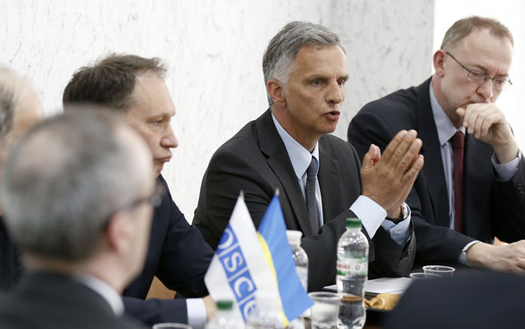 Der damalige Bundespräsident und Vorsitzender der OSZE Didier Burkhalter spricht im April 2014 mit Mitgliedern der OSZE-Sonderbeobachtermission in Odessa, Ukraine.