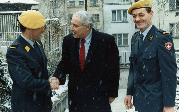 Der damalige Aussenminister Flavio Cotti und Vorsitzender der OSZE im Gespräch mit Schweizer «Gelbmützen» in Sarajewo 1996.