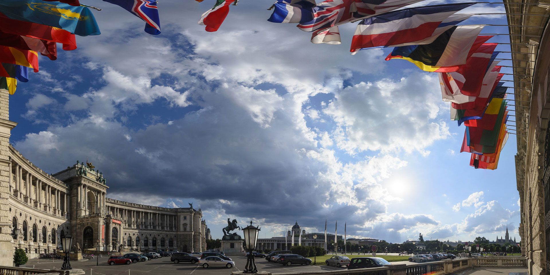 Wien: Die neue Hofburg mit dem Sitz der OSZE und den Flaggen der 57 Teilnehmerstaaten.