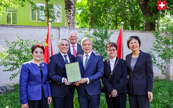 Bundesrat Ignazio Cassis, der Schweizer Botschafter in China Jürg Burri und die chinesische Delegation posieren im Garten der Schweizer Botschaft in Peking. 