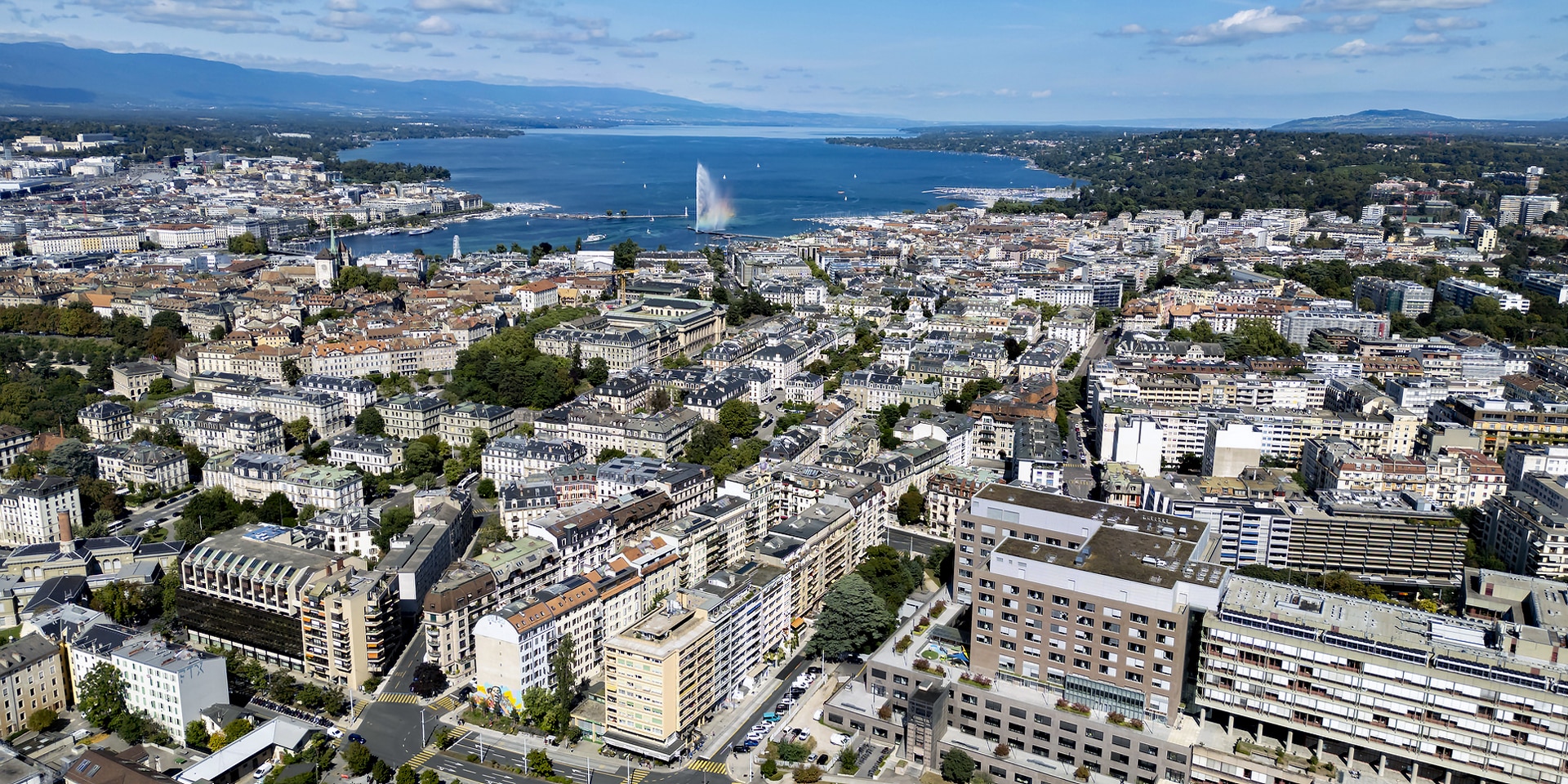 Luftaufnahme von der Stadt Genf mit dem Jet d’Eau. 