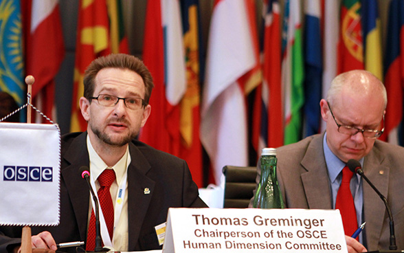 Botschafter Greminger in seiner Funktion als Vorsitzender des Human Dimension Committee, während einer Veranstaltung zur Flüchtlingsthematik