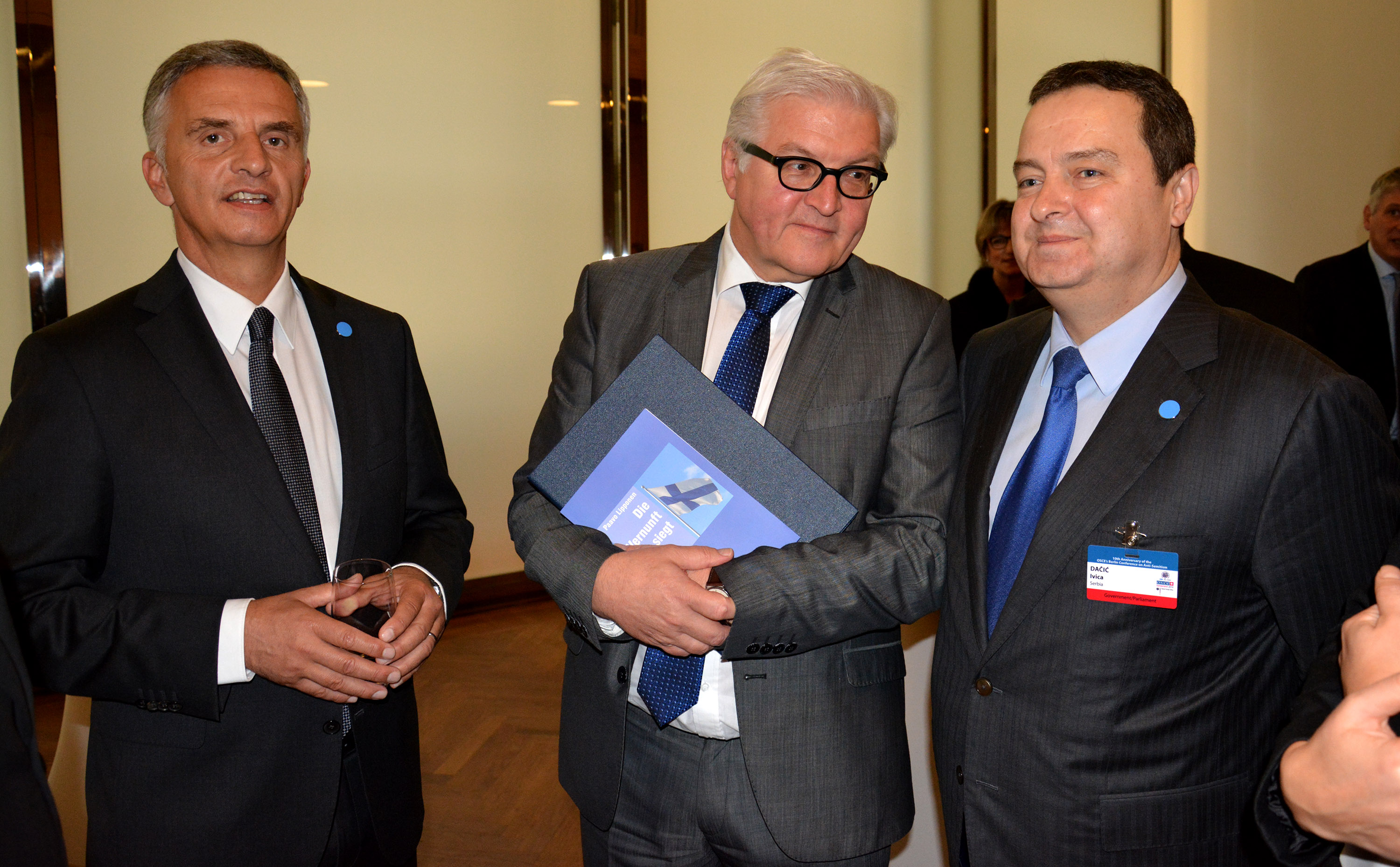 Die Aussenminister der Schweiz, Deutschlands und Serbiens an der Antisemitismuskonferenz der OSZE im November 2014 in Berlin