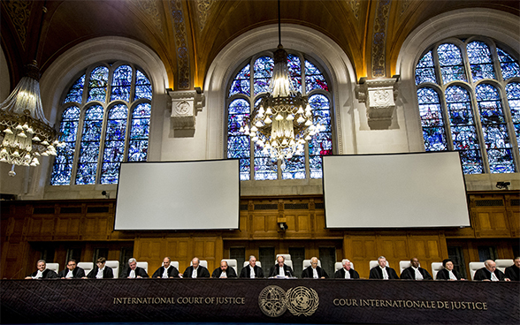 Illustration d'une salle d'audience à la Cour Internationale de Justice à la Haye