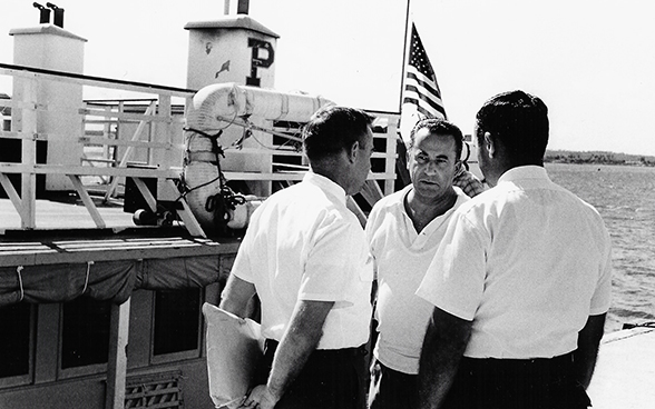 Emil A. Stadelhofer mit Offizieren der US-Immigration im Hafen von Camarioca, Oktober 1965.