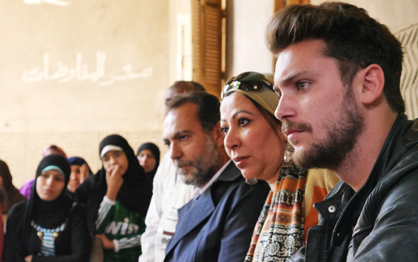 Bastian Baker tauscht sich in Ägypten mit Musikern und Jugendlichen aus, die sich für das Ökosystem des Nils einsetzen. © DEZA