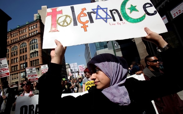 Eine junge Demonstrantin fordert bei Protesten in New York im April 2011 Toleranz für alle Religionen.