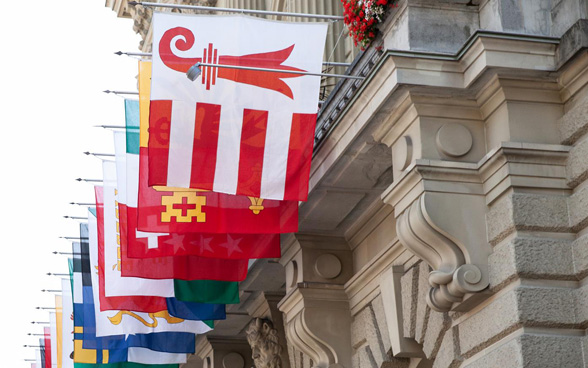 Le bandiere di tutti i Cantoni svizzeri appese davanti a Palazzo federale.