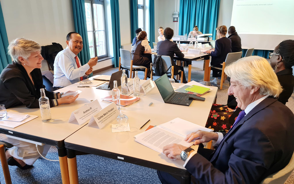 Personen diskutieren in einem Workshop an der Giessbach-Retraite 2024 in der Schweiz. 