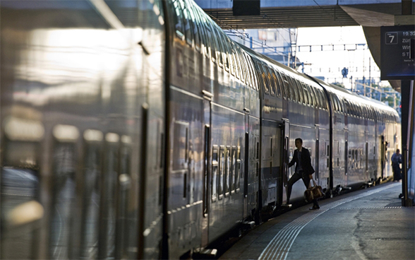 Un treno IC 2000 fermo alla stazione di Berna