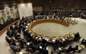 Bild vom UNO-Sicherheitsrat: Männer und Frauen sitzen im Halbkreis und stimmen über etwas ab.