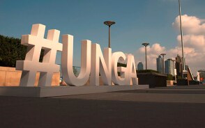 Des éléments de lettrage de taille humaine Hashtag UNGA se dressent devant l'horizon de New York.