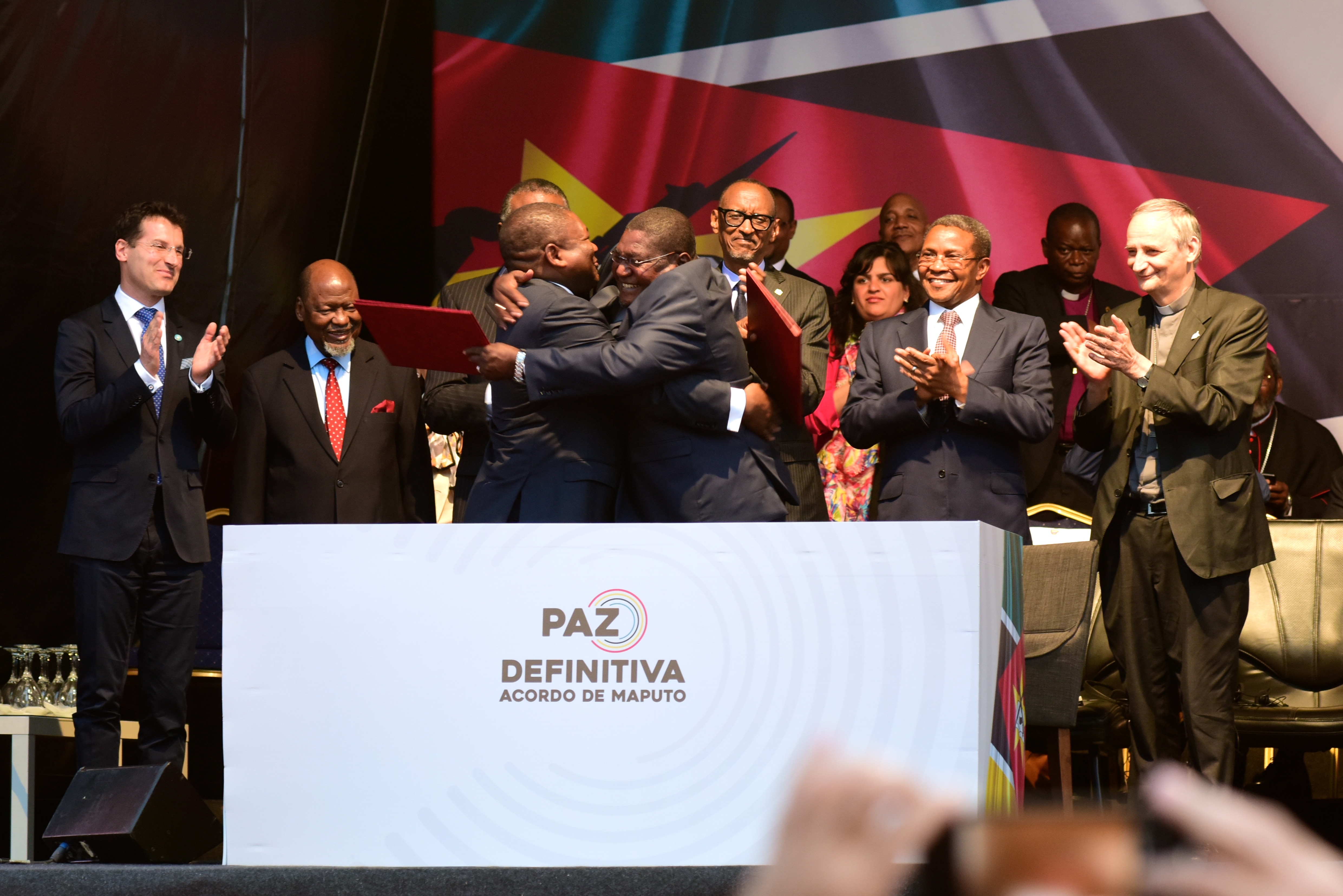 Mosambiks Präsident Nyusi und der Führer der einstigen Rebellengruppe Renamo, Momade, umarmen sich bei der Zeremonie zum Friedensabkommen nach Jahrzehnten der Gewalt.