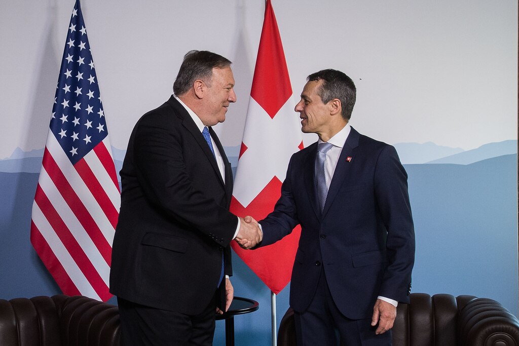 Poignée de main à Bellinzone entre le conseiller fédéral Ignazio Cassis et le secrétaire d’État américain Mike Pompeo.