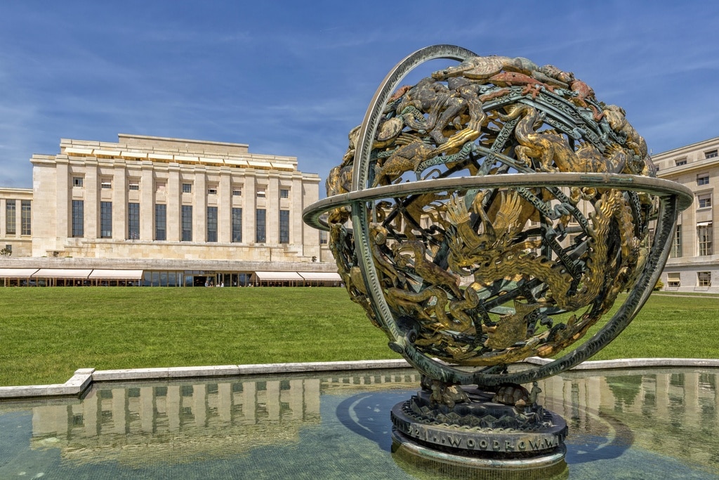 Der Wilson Globus vor dem UNO-Hauptquartier, dem Palais des Nations, in Genf.