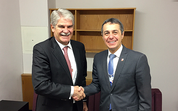 Federal councillor Ignazio Cassis meets Alfonso Dastis, the Spanish foreign minister, during the World Economic Forum.