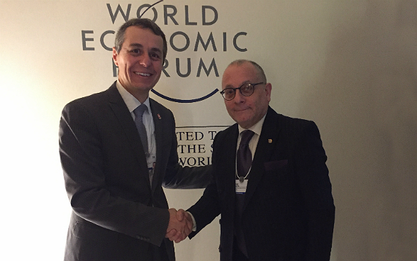 Federal Councillor Ignazio Cassis welcoming Jorge Faurie, Argentina's Foreign Minister, before the bilateral talks in Davos.