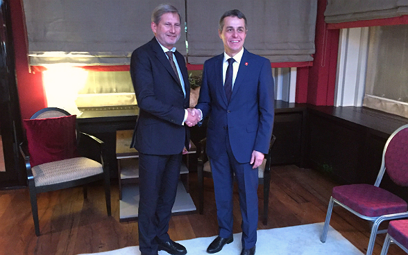 EDA-Vorsteher Ignazio Cassis trifft den EU Kommissar Johannes Hahn zum bilateralen Gespräch. 