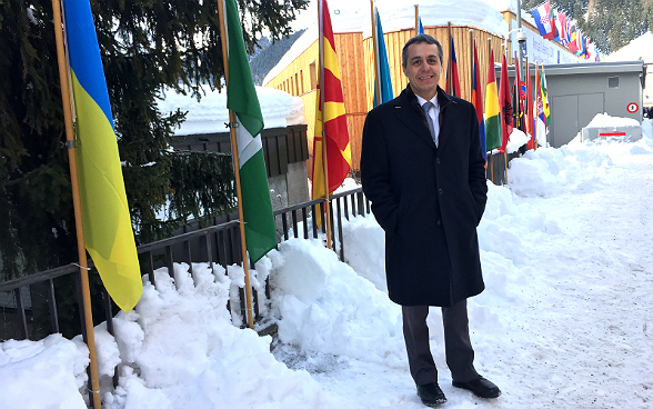 Federal Councillor Cassis in front of the Congress Center in Davos.