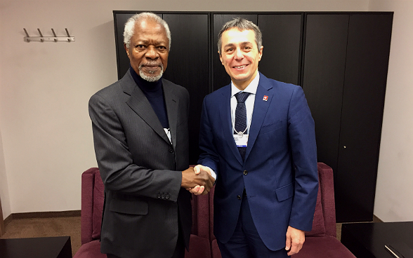 Federal councillor Ignazio Cassis meets the former UN Secretary-General Kofi Annan during the World Economic Forum.
