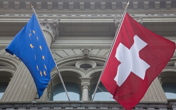 Flaggen Schweiz und EU