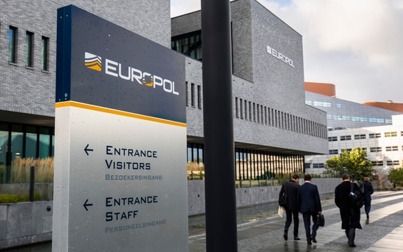 Passanti davanti alla sede dell'Europol all'Aia.
