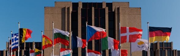 Davanti all’edificio della Corte dei conti a Bruxelles sventolano le bandiere degli Stati membri dell’UE.