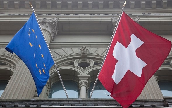 Les drapeaux de la Suisse et de l’Union européenne.