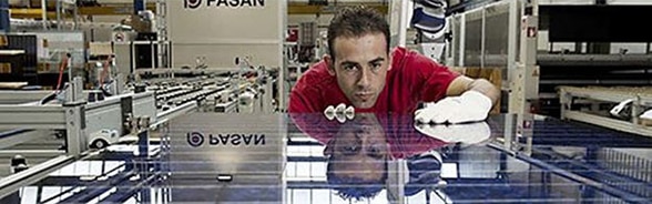 Ein Angestellter von 3S Swiss Solar Systems überprüft ein Solarmodul