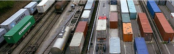 Schweizer Terminal für die kombinierte Beförderung von Waren per Schiff, Zug und Lastwagen