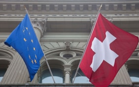 La bandiera europea e quella svizzera © DFAE