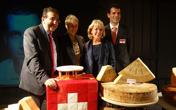 I consiglieri di Stato del Cantone di Vaud Pascal Broulis, Anne-Catherine Lyon e Jacqueline De Quattro assieme all’Ambasciatore Roberto Balzaretti a l’occasione della Serata svizzera 2014.