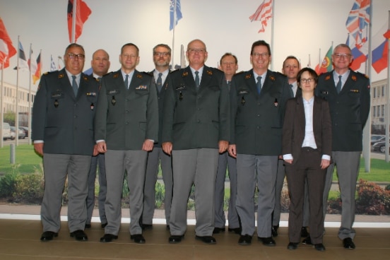 Le chef de l’Armée, le commandant de corps Philippe Rebord (3ème depuis la gauche) et les membres de la délégation avec l’équipe de la section militaire de la Mission de la Suisse auprès de l’OTAN,