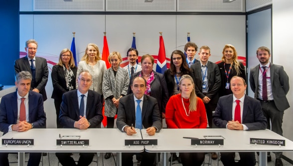 De gauche à droite : le Représentant de l’UE, l’Ambassadeur Christian Meuwly (Suisse), l’Ambassadeur Alejandro Alvargonzález (Secrétaire général adjoint de l’OTAN), et les Représentants de la Norvège et du Royaume-Uni 