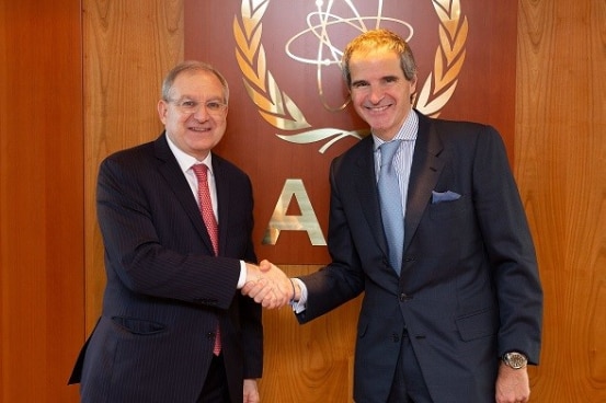 Botschafter Benno Laggner, Ständiger Vertreter bei der IAEA und CTBTO, und IAEA Generaldirektor Rafael Grossi geben sich die Hand.