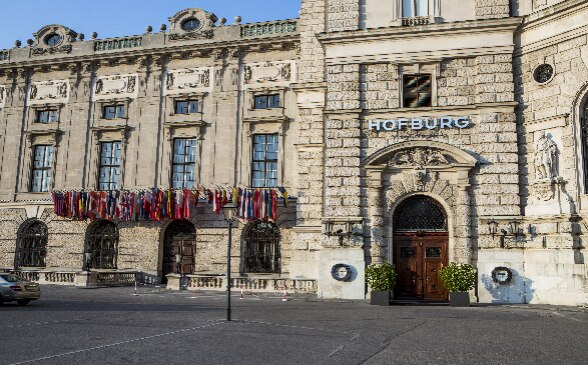 Drapeaux à l'entrée principale de la Hofburg lors d'une réunion de l'OSCE.