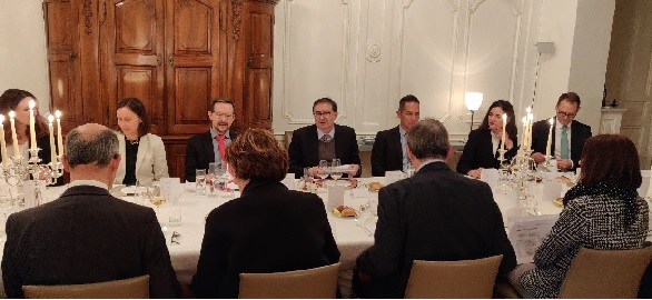 Mitarbeitende der Ständigen Vertretung in Wien und Schweizer Parlamentarierinnen und Parlamentarier unterhalten sich beim Abendessen am Tisch.