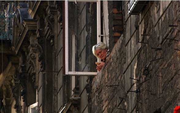 Femme regardant par la fenêtre