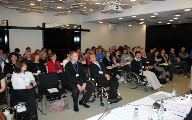 les participants de la conférence, parmi lesquels des personnes en fauteuil roulant.