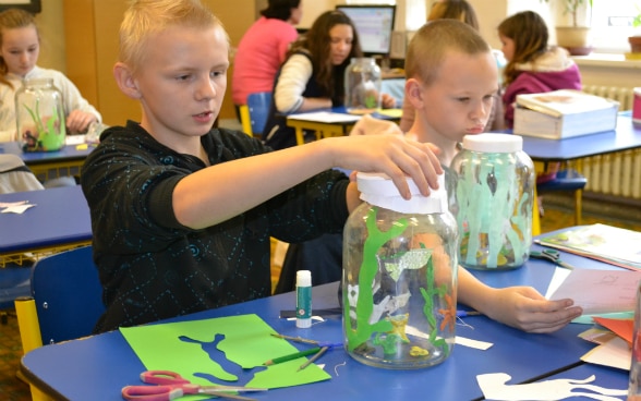 Schüler basteln im Klassenzimmer