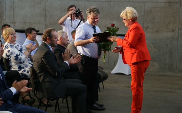The head of the Lebork district congratulates the city's mayor on the successful completion of the plant and hands him a congratulatory message.
